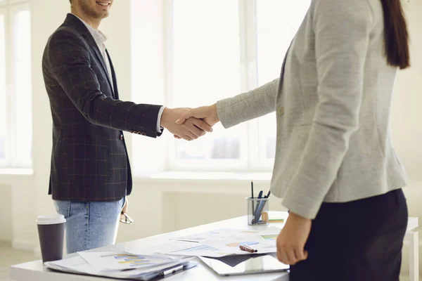 Un apretón. Colegas personas estrechando la mano en la oficina — Foto de Stock