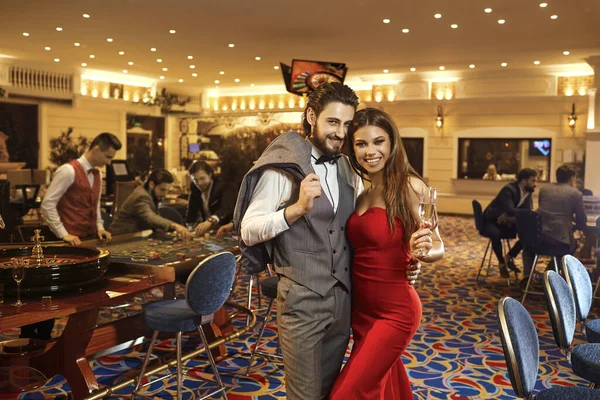 Glückliches Paar lacht im Casino. — Stockfoto