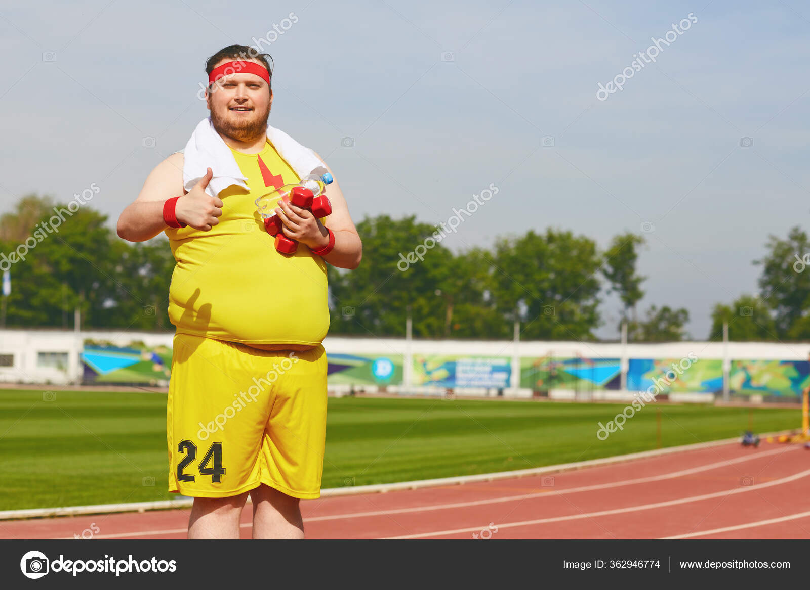 mand i gul sportstøj sport på stadion om — Stock-foto © lacheev #362946774