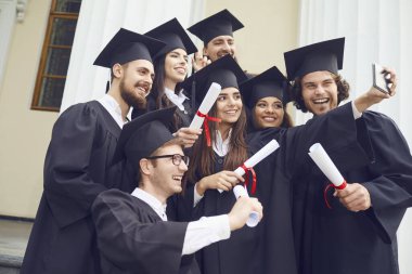 Üniversite kolejinde öğrenci mezunlarının fotoğrafları çekiliyor..