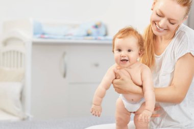 Anne sarılmak onu bebek yalan üzerinde bir yatak