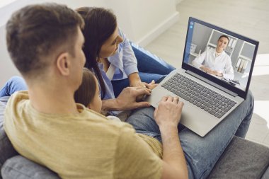 Aile doktoru hatta. Aile sohbeti, evde kanepede otururken bilgisayarını kullanan bir doktora danışır..