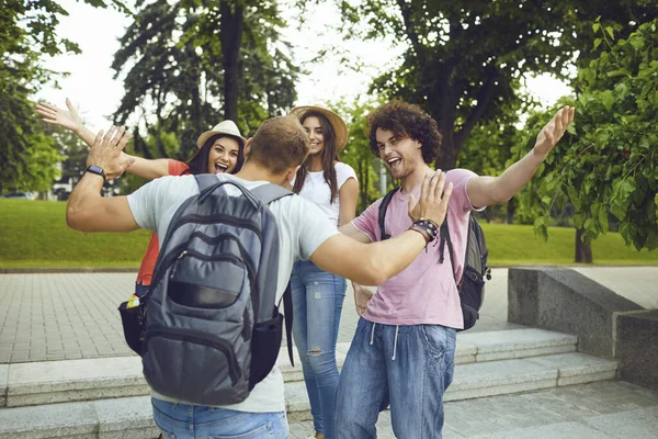 Gelukkige studenten glimlachen op een bijeenkomst in een stadspark — Stockfoto