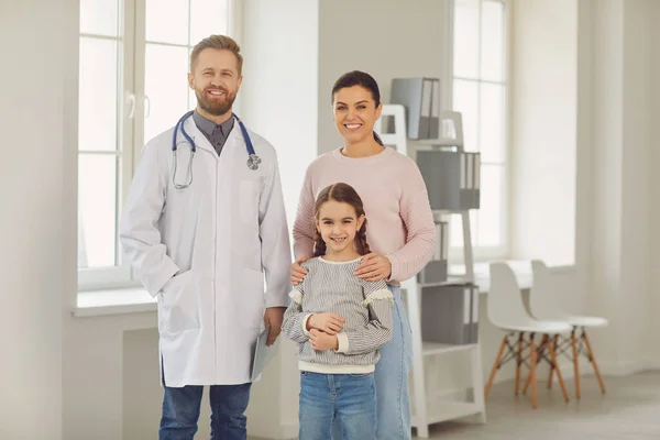 Szczęśliwa rodzina z wizytą u lekarza w gabinecie lekarza. — Zdjęcie stockowe