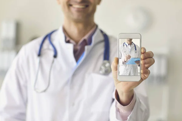 Doctor en línea. Consulta médica en línea con el paciente en Internet . — Foto de Stock