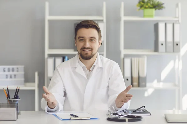 Confident medical doctor talking sitting in a hospital. — Stock Photo, Image