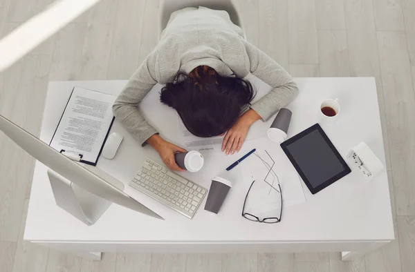 サラリーマンの女がオフィスの机の上で寝ている. — ストック写真