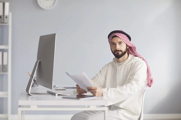 アラブのビジネスマンの労働者は、オフィスの職場でコンピュータで動作します. — ストック写真
