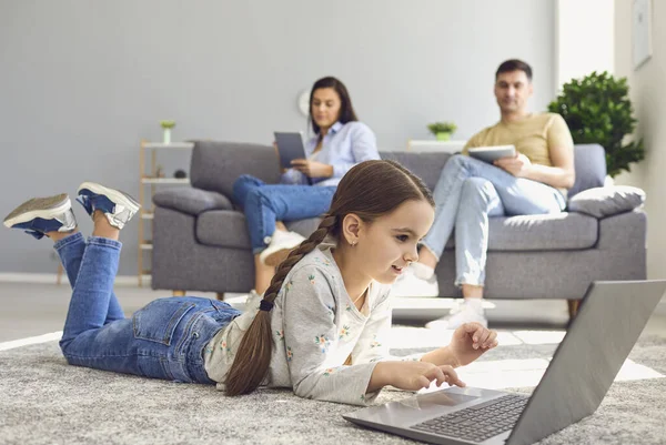 Счастливая семья вместе смотрит видео в Интернете в ноутбуке, сидя комфортно дома . — стоковое фото