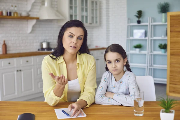 Headshoat porträtt av mor och dotter talar videochatt på nätet med gadget hemma. — Stockfoto