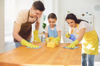 Mutlu aile evdeki odayı temizler..
