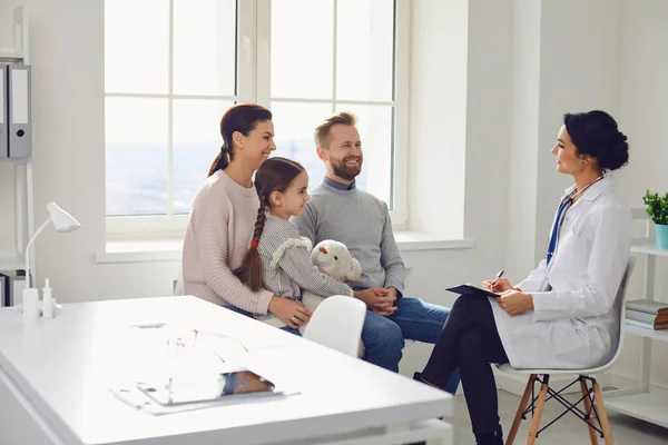 Família feliz em uma visita ao médico no consultório de um médico. — Fotografia de Stock