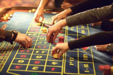 Kumarhane ruleti masasında kumar oynayanlar el kaldırsın..