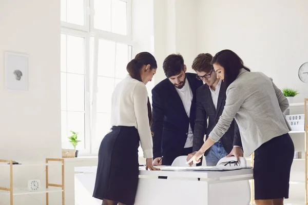 Un grupo de empresarios está trabajando en el análisis de un proyecto en una mesa en el lugar de trabajo en la oficina . —  Fotos de Stock