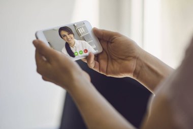 İnternetteki kadın doktor kliniği. Kadın doktor jinekolog danışma analizi cep telefonu kullanıyor..