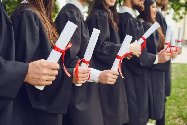 卒業生と外交官。大学で教えるという概念. — ストック写真