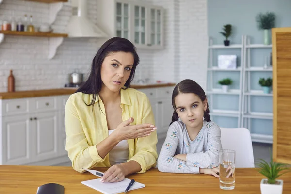 Headshoat porträtt av mor och dotter talar videochatt på nätet med gadget hemma. — Stockfoto