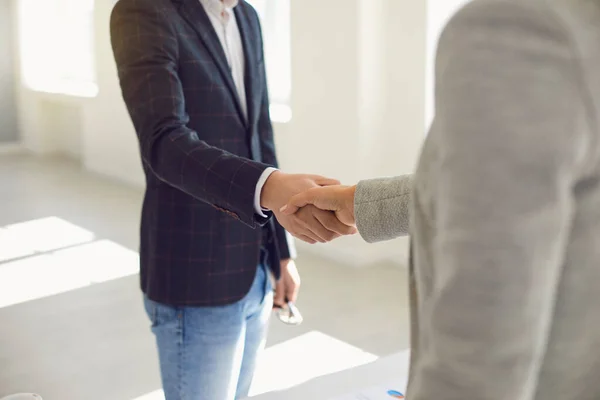 La gente di affari dà una stretta di mano ad una riunione un contratto riuscito nell'ufficio — Foto Stock