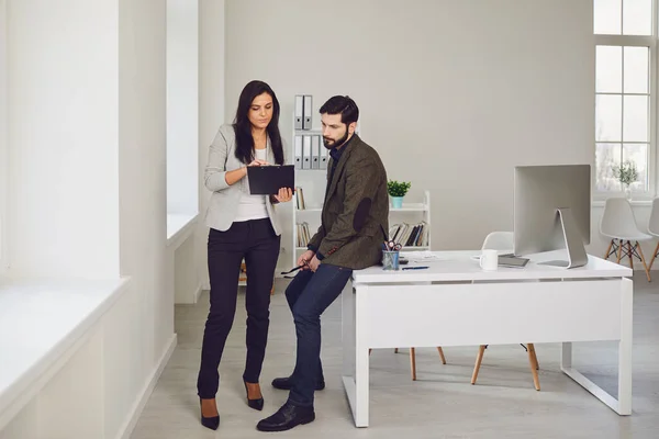 Gente de negocios hablando en una oficina blanca . — Foto de Stock