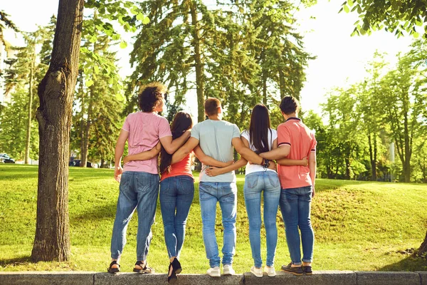 Jongeren knuffelen in het park in de natuur. — Stockfoto