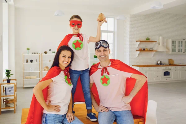 Glückliche Familie von Superhelden lacht in einem Raum drinnen. — Stockfoto