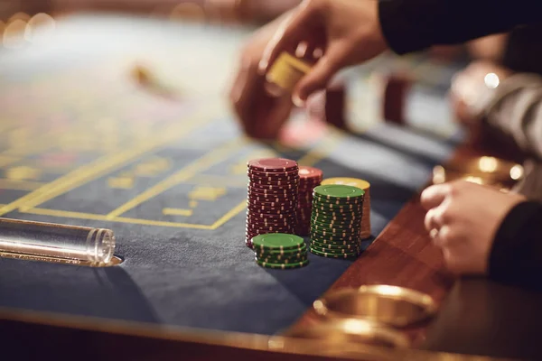 Manos de gente en la mesa de la ruleta . —  Fotos de Stock