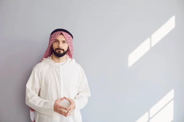 Арабский бизнесмен улыбается портрет стоя на сером фоне — стоковое фото