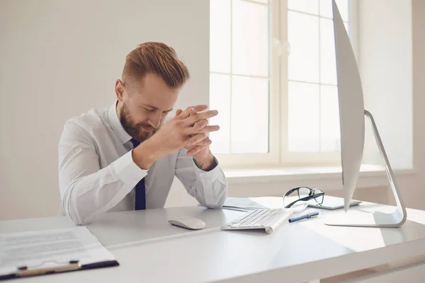 Há muito trabalho no escritório. Cansado ocupado homem de negócios está trabalhando com computador . — Fotografia de Stock