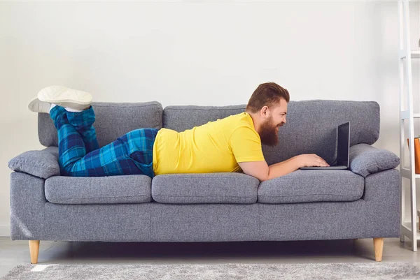 Divertente grasso uomo che lavora shopping online shrpping guardando un video a casa nella stanza . — Foto Stock