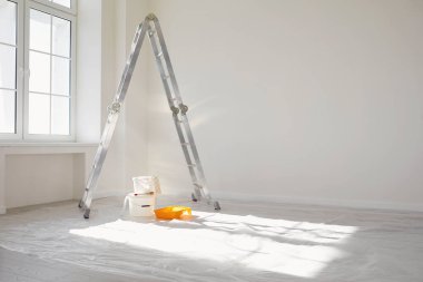 Boyama işi, resim tamiri. Tamir için beyaz bir odada merdiven boyası.