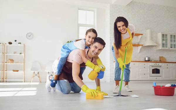 Lustige Familie putzt das Zimmer im Haus. — Stockfoto