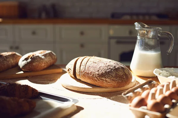 Panetteria pane da forno. Pane fresco fatto in casa su un tavolo in cucina . — Foto Stock