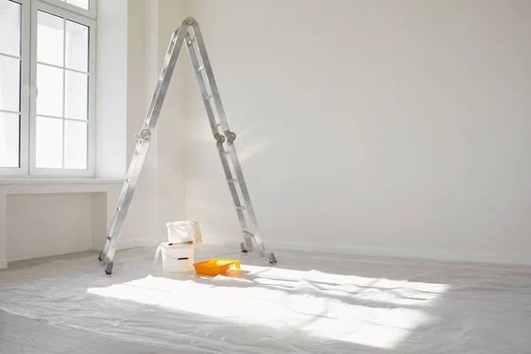Conceito pintura trabalho reparação pintura. Latas de tinta de escada em uma sala branca para reparo — Fotografia de Stock