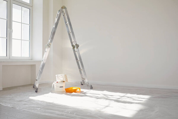 Концепция покраски ремонт живописи. Банки для покраски лестниц в белой комнате для ремонта
