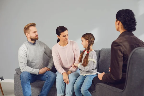 Psicólogo familiar. Psicóloga en una sesión de psicoterapia con la familia en el consultorio . —  Fotos de Stock