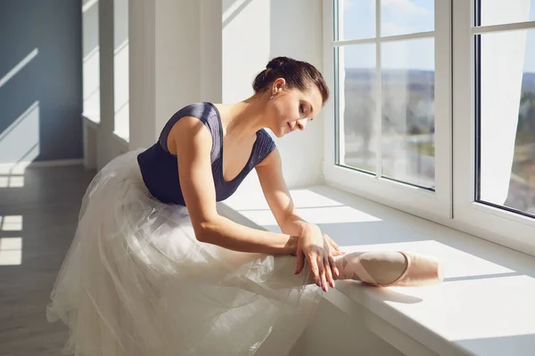 Bailarina de ballet. Jovem bailarina posando no estúdio . — Fotografia de Stock