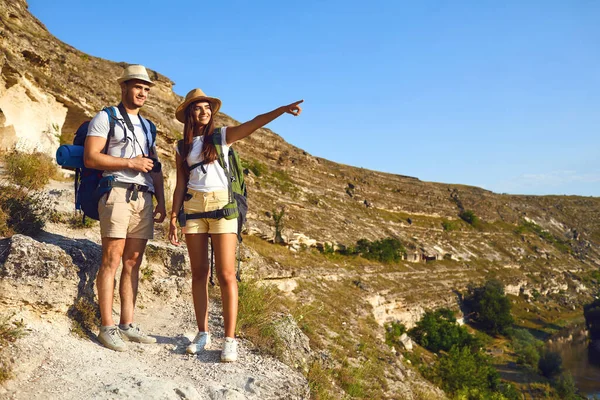 Couple hikers with backpack on hike in nature — Stock Photo, Image