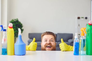 Mutlu komik önlüklü şişman adam evdeki odayı temizliyor..