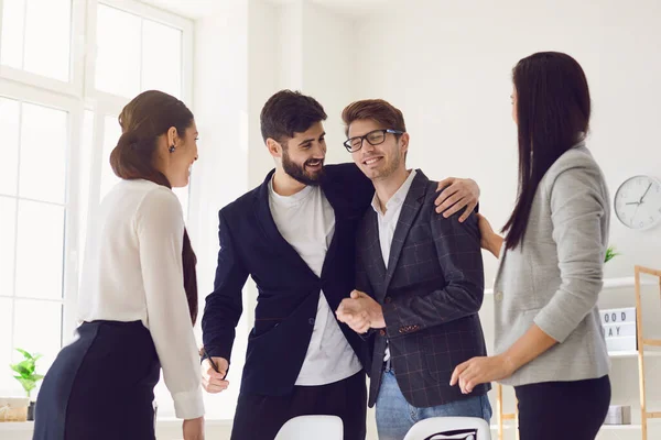 Équipe d'affaires groupe diversifié d'employés travaillent analyse lors d'une réunion à une table dans le bureau . — Photo