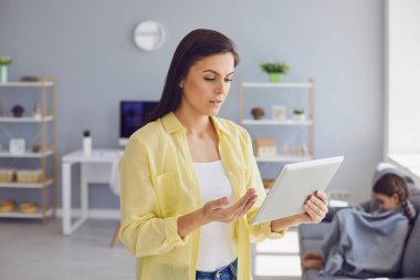 Çevrimiçi tıbbi danışmanlık. Ebeveynler ve bir çocuk evde tablet kullanan bir doktora danışırlar..