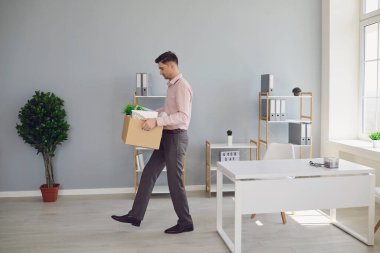 İşsizlik parası. Dağılabilirsiniz. Kovuldun. Kutusu olan işsiz bir adam yeni bir iş aramak için ofisten çıkıyor..