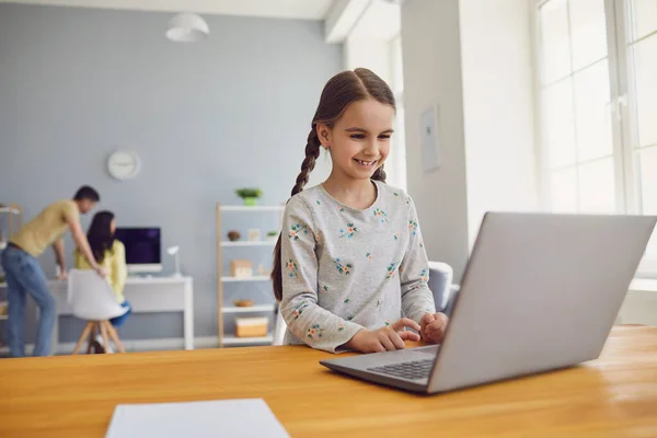 Онлайн-освіта дітей вдома. Дівчина викладає урок відеочат конференція виклику з вчителем, використовуючи ноутбук вдома . — стокове фото