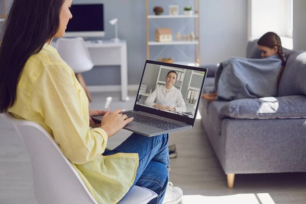 Familjeläkare online. Mor och flicka patienter konsulterar med läkare video online chat samtal webbkamera bärbar dator hemma. — Stockfoto