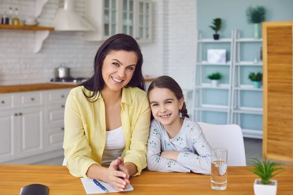 Kopfstoß Porträt von Mutter und Tochter sprechen Video-Chat online mit Gadget zu Hause. — Stockfoto