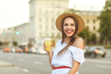 Sokaktaki sarışın kız..