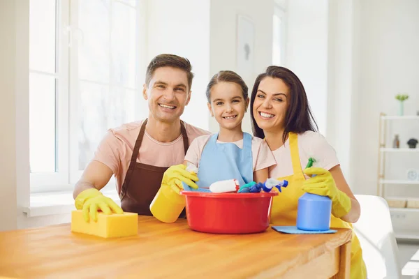 Szczęśliwa rodzina sprząta pokój w domu. — Zdjęcie stockowe