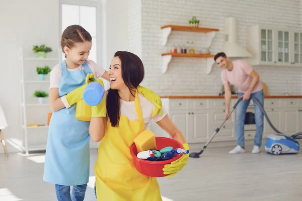 La famiglia felice pulisce la stanza in casa . — Foto Stock