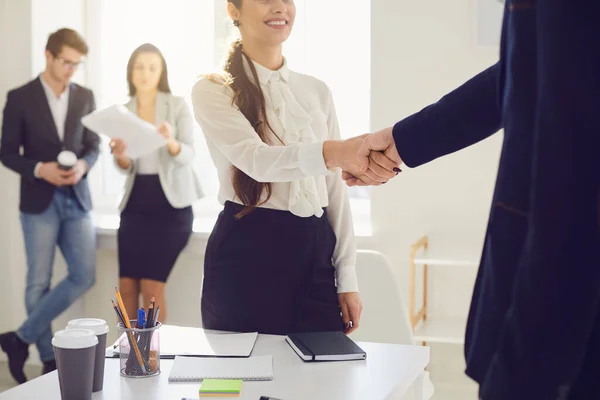 La gente di affari dà una stretta di mano ad una riunione un contratto riuscito nell'ufficio . — Foto Stock