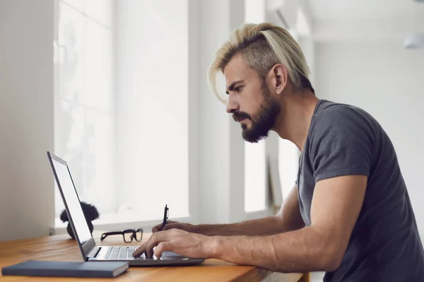 Vzdělávání učení studium online video call chat. Muž student s úsměvem studuje online lekci s učitelem pomocí notebooku webkamery doma. — Stock fotografie