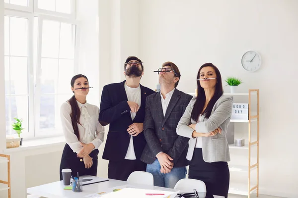 Equipe de negócios grupo diversificado de funcionários estão trabalhando analisar em uma reunião em uma mesa no escritório . — Fotografia de Stock